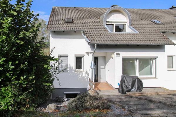 Viel Platz auf drei Etagen – Reihenendhaus mit Potenzial in Dagobertshausen