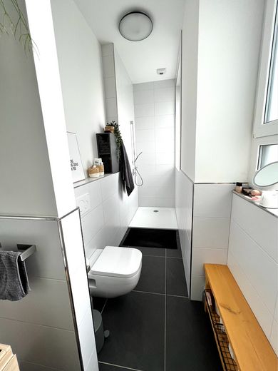 Moderne 3-Zi-Wohnung mit 2 Balkonen, hohen Decken uvm. – Bad