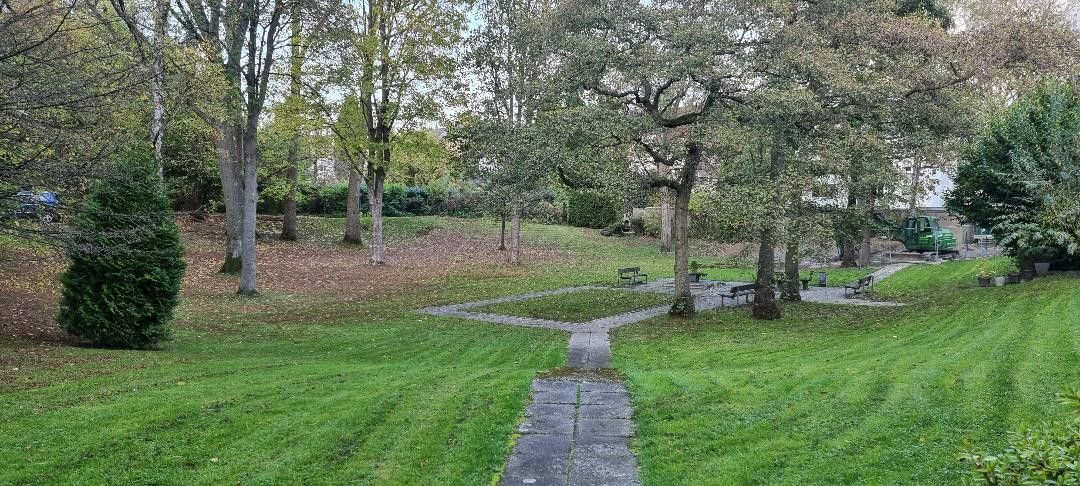 Midden in Altenbochum – vriendelijke 3-kamer zolderwoning in rustige ligging met eigen park – Garten