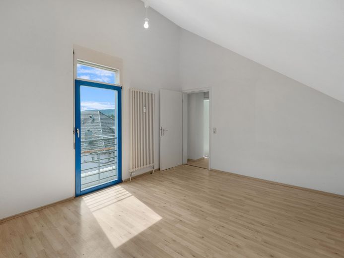 Ampio appartamento su due livelli con grande terrazza sul tetto e posto auto in garage sotterraneo a Gottmadingen – Dachgeschoss