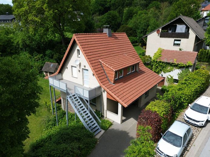 Vielseitiges Ein- bis Zweifamilienhaus mit großzügigem Grundstück in Volmerdingsen – Titelbild