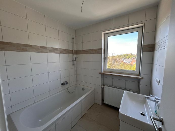 Bad mit Badewanne OG