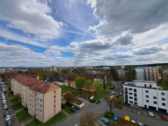 möblierte Einzimmerwohnung  mit  einmaligen Ausblick – Blick vom Seitenfenster