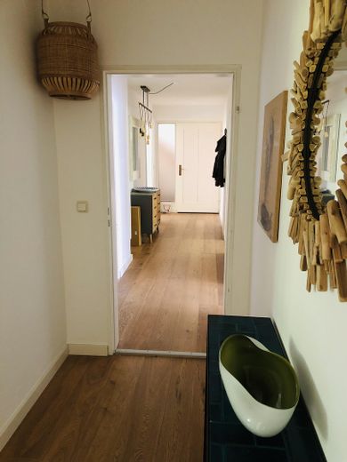 Flur mit Wohnungseingangstür