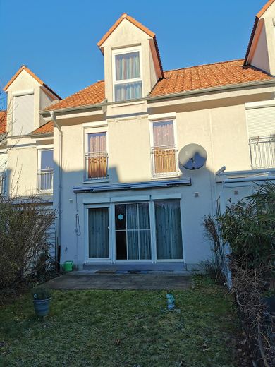 Well-maintained mid-terrace house in a family-friendly location – Terasse