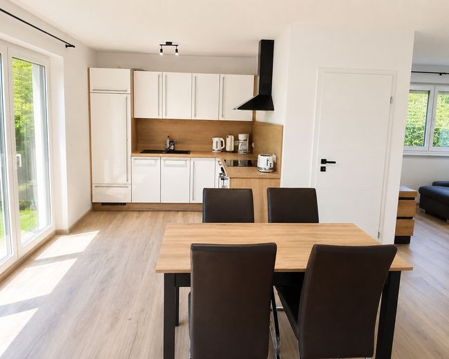 Möblierte 2-Zimmer-Neubauwohnung, Terasse, PKW-Stellplatz – Küche-/Essbereich