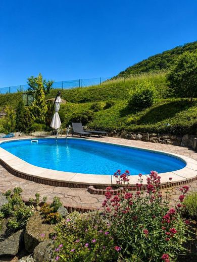 Einfamilienhaus mit Pool und großem Garten – Swimmingpool