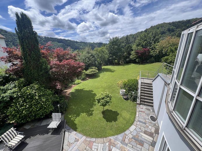 Blick vom Balkon in Garten
