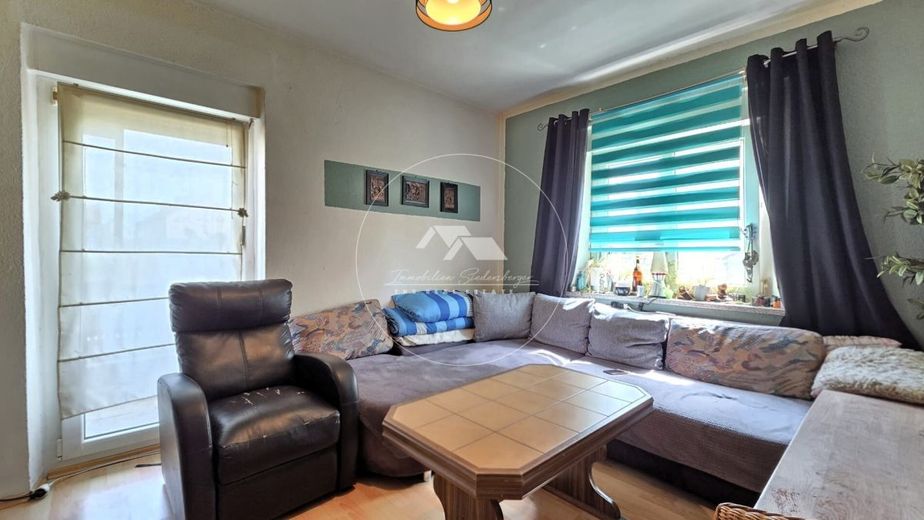 Interessantes Anlageobjekt in gepflegtem Dreifamilienhaus – Wohnzimmer