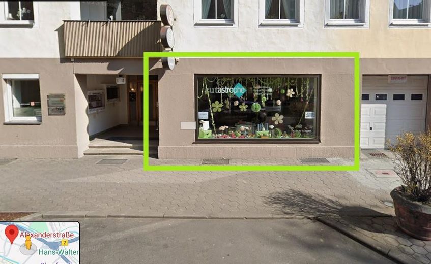 Schaufensterfront mit Eingang