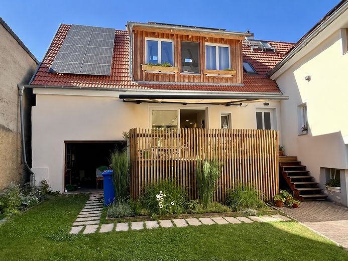 Einfamilienhaus - kernsaniert mit Innenhof und Garten, Scheune, PV – Haus - Ansicht vom Garten