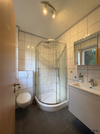 Nowoczesny dom z osłoniętym ogrodem, dużym tarasem i dużą ilością dodatkowej przestrzeni – Duschbad EG