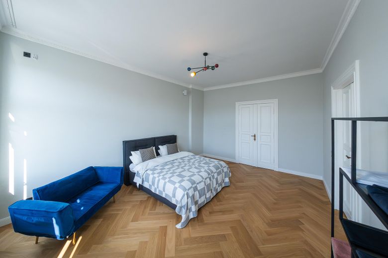 Recién reformado. Disponible para entrar y sin comisión. Lujo en un edificio antiguo en pleno centro de la ciudad. – Schlaf- oder Esszimmer