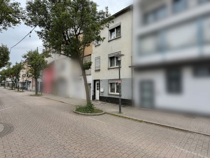 Sterk renovatiebehoeftige een- tot tweegeneratiewoning op een centrale locatie in Dillingen – Foto 1