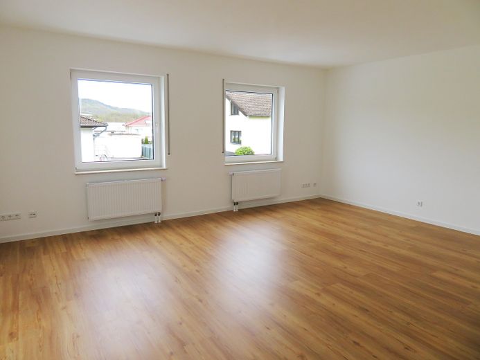*Erstbezug nach Sanierung* 4 ZKB-Whg. 104 m² mit Terrasse & optionaler EBK – Wohnzimmer 1