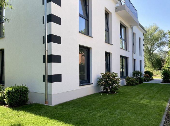 Ihre ruhige Terrassenwohnung mit Garten zum Hinterhof – seitliche Außenansicht Wohnung