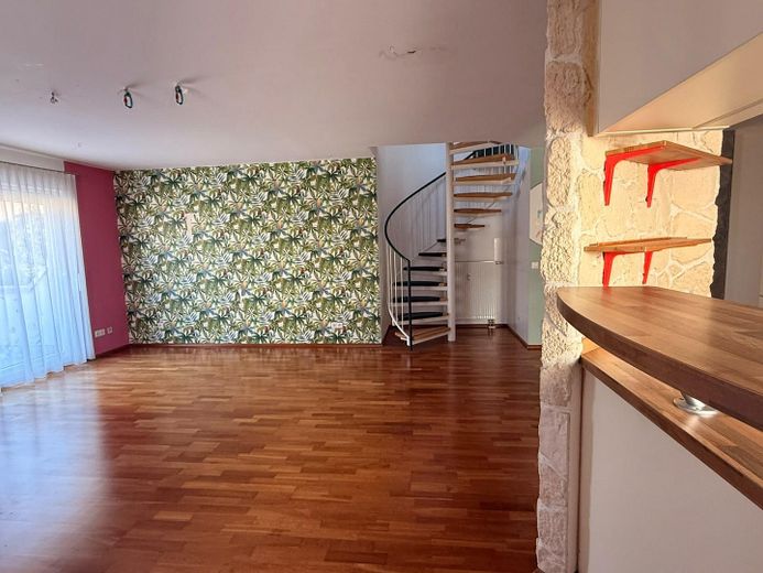 Provisionsfrei: Maisonette mit Hausgefühl, Südbalkon und 2 Tageslichtbädern inkl einem TG-Stellplatz – Wohn-/Essbereich Treppe