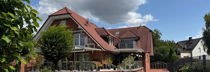 Gepflegtes 3-Familienhaus (Bj. 2001) in Rinteln – Voll vermietet, 2.150 m² Grundstück – Rückseite / Terrassen