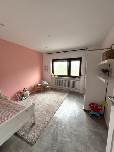 Gruntownie wyremontowane 4-pokojowe mieszkanie z garażem, balkonem i kuchnią Häcker – gotowe do zamieszkania w Schwetzingen – Kind 1