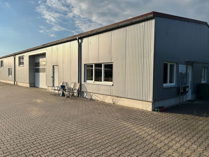 Produktions- und Lagerhalle zu vermieten – Halle Ansicht Außen