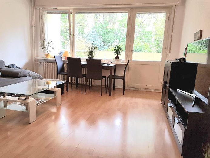 Bezugsfreie helle Wohnung mit Südwestloggia – Foto 1