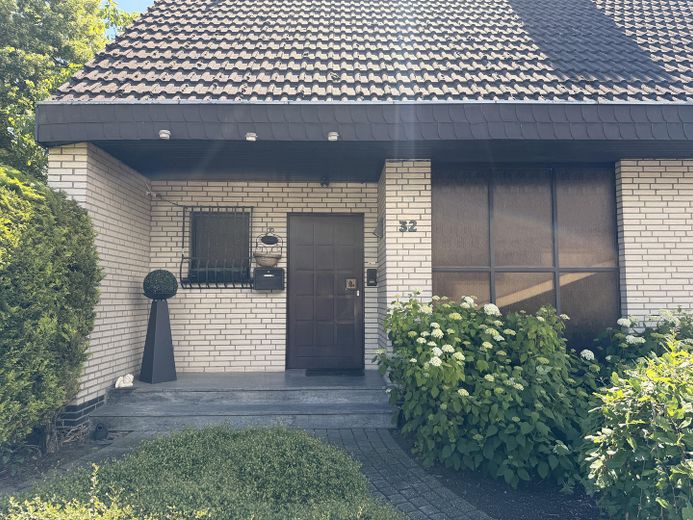 PRIVO DI PROVVIGIONE - casa unifamiliare indipendente in posizione migliore – abitare con giardino su attraente terreno d’angolo – Herzlich willkommen