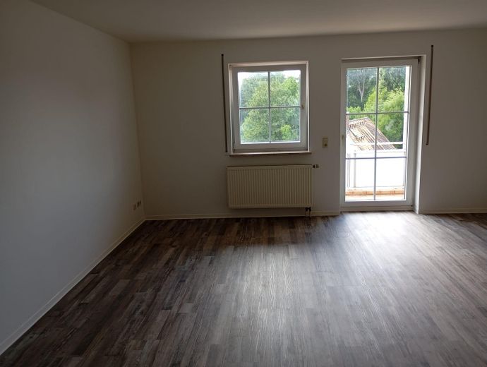 Komplett neu renovierte 2-Zimmer Wohnung im 1.OG mit Balkon – Wohnzimmer