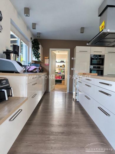 Zeer mooi, comfortabel huis met tuin, ca. 800 m² perceel en dubbele carport – 38b5cf658c2b33b639e86843054f7c90d0537d8b.jpg