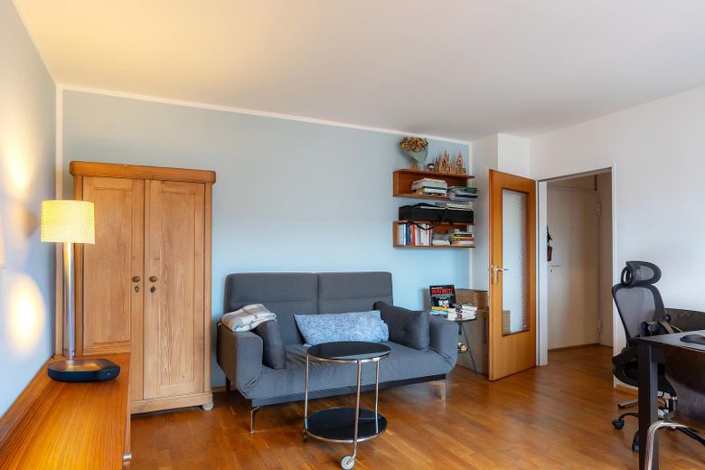 SENZA PROVVIGIONE: gioiello urbano di Schwabing – luminoso appartamento di 2 locali all'ultimo piano, balcone e ascensore – Wohnzimmer - Möbel nach Abspr.