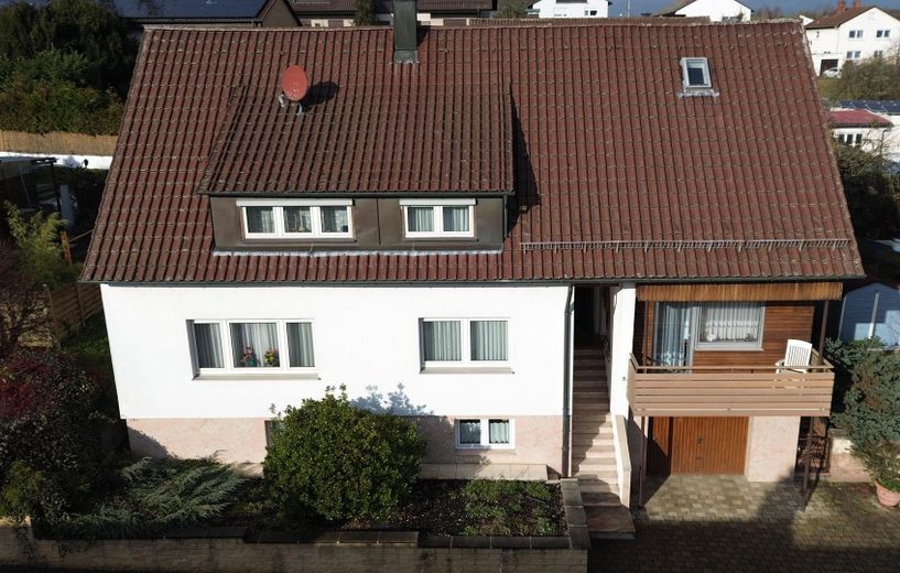 Sehr gepflegtes Ein-/ Zweifamilienhaus in Lomersheim, Garten, Balkon, Garage, – Hausansicht 3