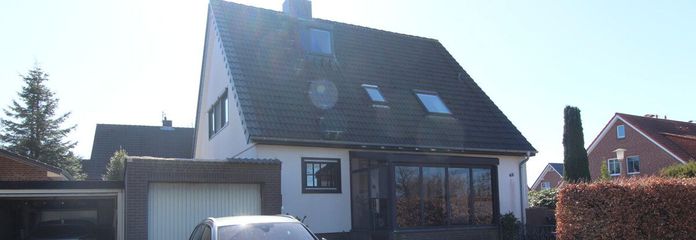 1 - Eingangsansicht mit Garage