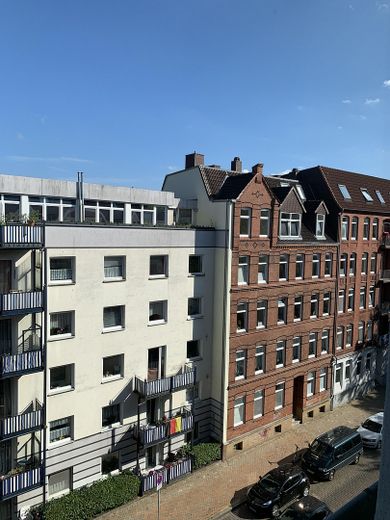 Helle, schöne und gepflegte Altbauwohnung mit Dielenfussboden und Einbauküche – Blick Schlafzimmer 