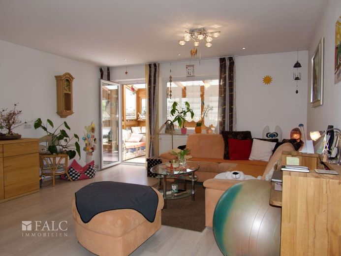 Einfach Mehr: Top Gepflegtes Wohnhaus mit 2 eigenständigen Wohnungen. Garten, 3Garagen, Wintergarten – EG: Wohnzimmer, Wintergarten