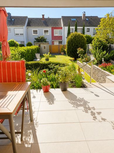 Modernisiertes Familienhaus mit Sonnengarten, Garage & Ausbaureserve – Ausblick in den Garten