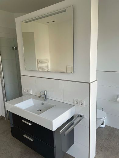Luxus-Penthouse-Wohnung in traumhafter Lage mit Privatseenutzung – Waschtisch mit bel. Spiegel
