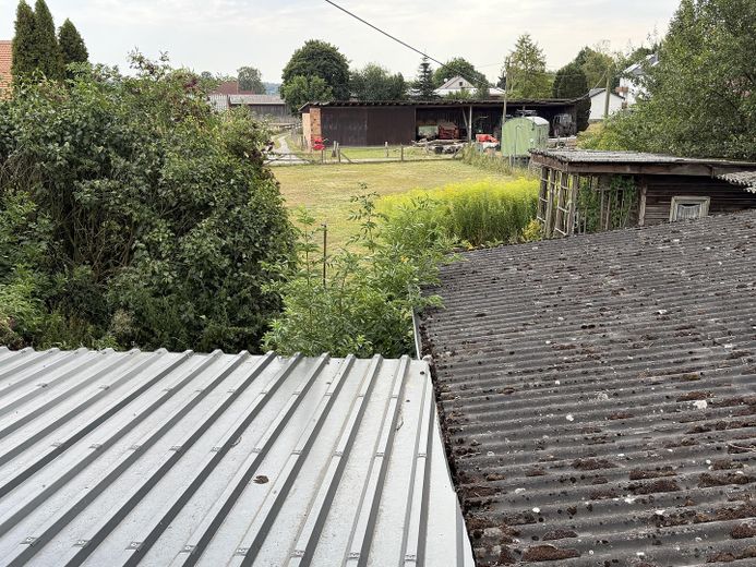 Large half-timbered house with extension – plenty of potential for animal lovers and self-employed professionals – Blick in Garten