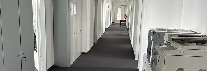 Einzelbüros sowie Gewerbeflächen (ca. 285 qm und 480 qm) zu vermieten, ab 6,50 Euro (netto, kalt) – Flur der Bürogemeinschaft