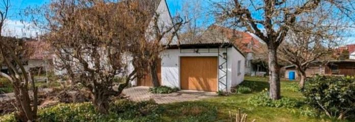 Ruhiges Einfamilienhaus freistehend mit großem Garten und Garagen