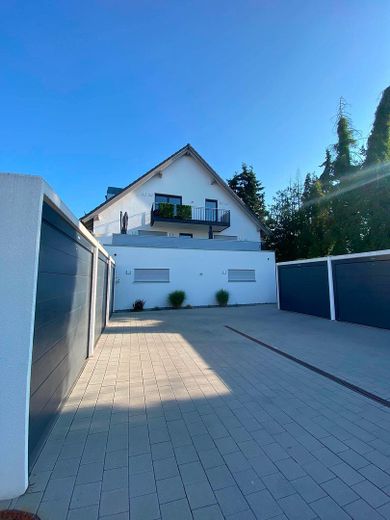 Neuwertige 3-Zimmer-Eigentumswohnung in Straubing – Hausansicht mit Einzelgaragen