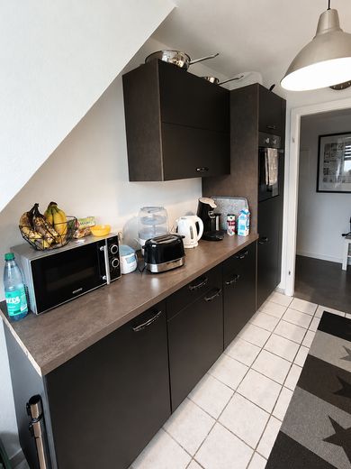 Helle 4-Zimmer Wohnung mit Einbauküche in zentraler Lage – Küche
