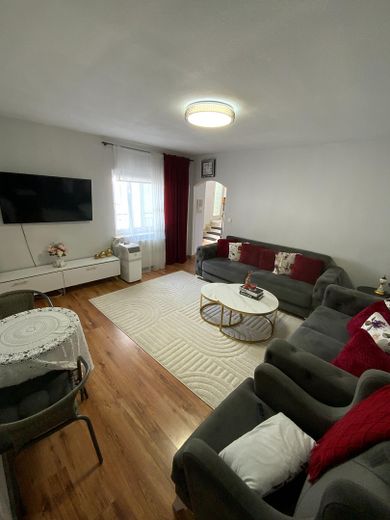 3-Zimmer-Wohnung mit Balkon in zentraler Lage – Wohnzimmer