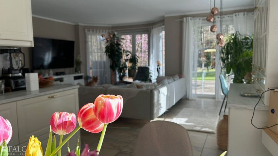 Blick auf Wohnbereich von Küche