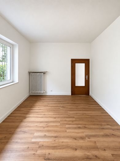 Spacious garden apartment with an exceptional living area, terrace, and direct views of greenery – Arbeitszimmer