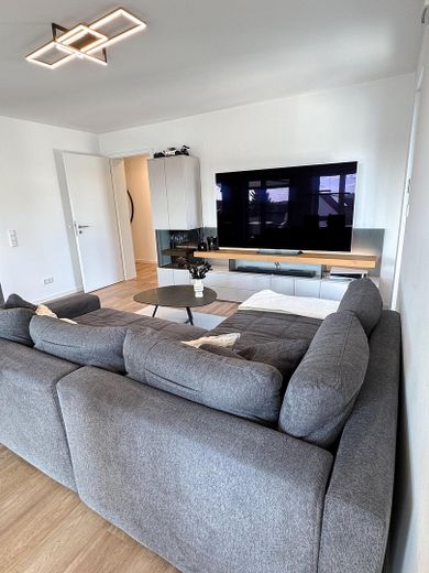 Exklusive 3-Zimmer-Wohnung in Fürth-Burgfarrnbach – hochwertige Küche, Balkon, Aufzug & TG – Wohn- und Essbereich 3