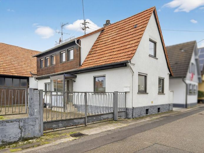 Ein Haus, das auf Ihre Ideen wartet – mit Scheune, Garten & Geschichte – Foto 1