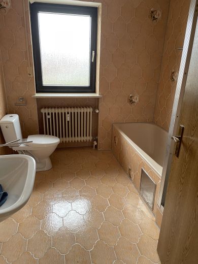 Helle 4 Zimmer-Wohnung mit Balkon in Mainburg – Bad