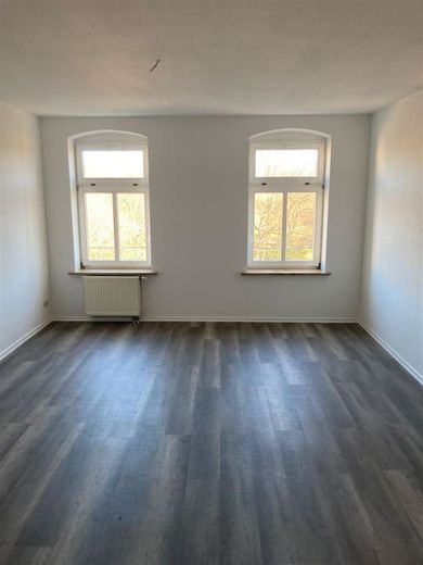 Am Park! Günstige 2,5-Zi. mit Aufzug, Laminat, Abstellraum und Dusche! – Wohnzimmer