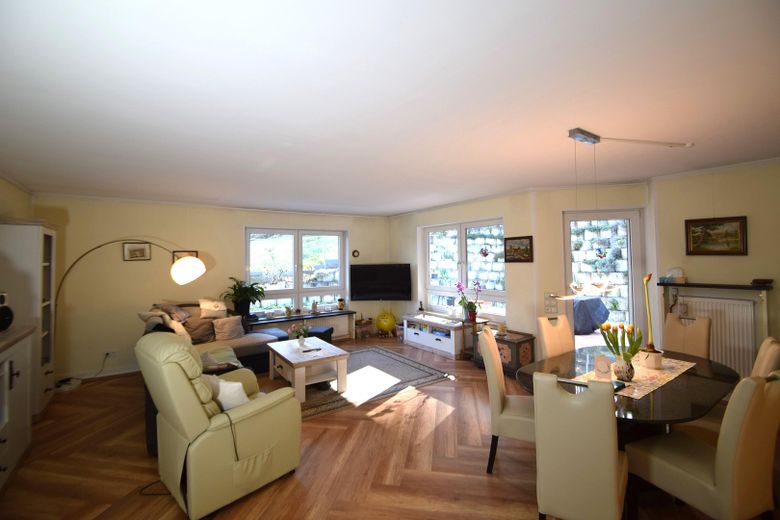 Provisionsfrei:  134m² ETW mit umlaufender Terrasse und Garage – 5 Wohnen