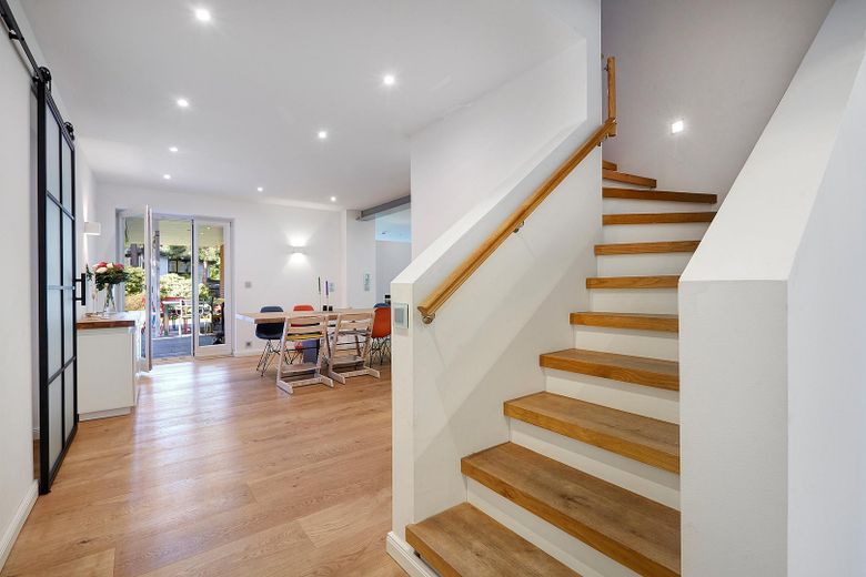 Ampliada en 2026: casa familiar de 298 m² en una parcela de 1.786 m² en Hamburg-Rissen | sin comisión – Treppe