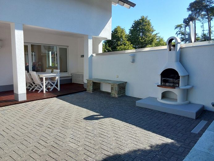 Ruhig wohnen & gut angebunden – Doppelhaushälfte mit Sonnenterrasse in Wehrheim/Obernhain – Terrasse mit Außenkamin